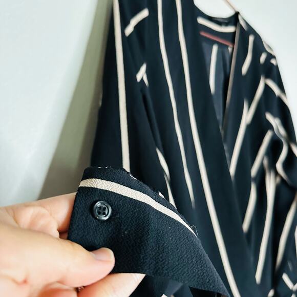 SLATE & WILLOW Black White Pinstripe Long Sleeves Flowy High Low Blouse Size M - Picture 9 of 9